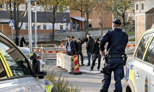 I svenske Rinkeby skyter 16-åringer på hverandre og journalister får juling